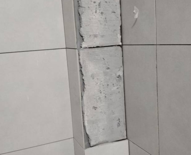 延安瓷砖空鼓维修公司分享下瓷砖施工前基层浇水润湿程度不足，可能导致以下问题